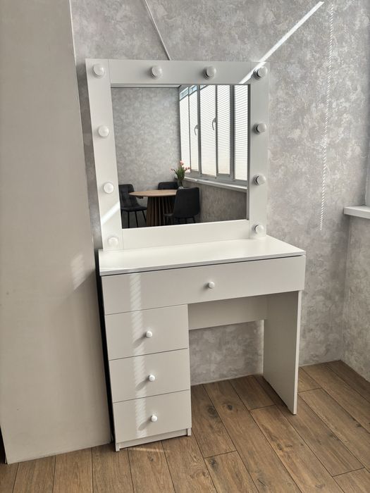 Визажный стол с зеркалом