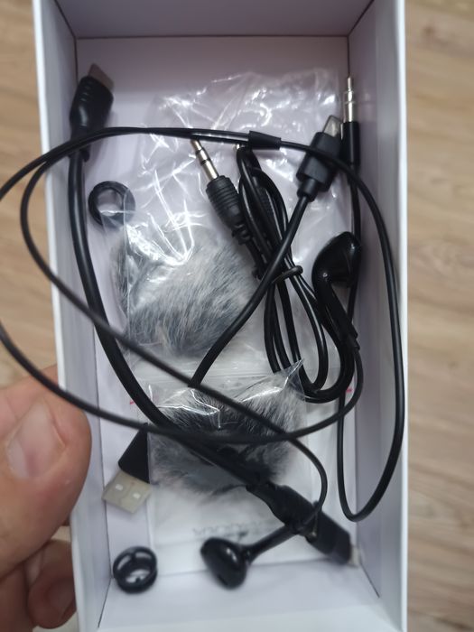 Петличные микрофоны с зарядным  кейсом