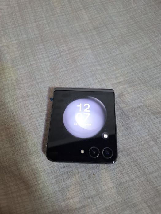 Z flip 5 holati yangi karobka yo’q
