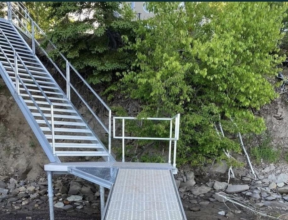 Vând scarii metalice zincate exterioare și pentru incendii , platforme