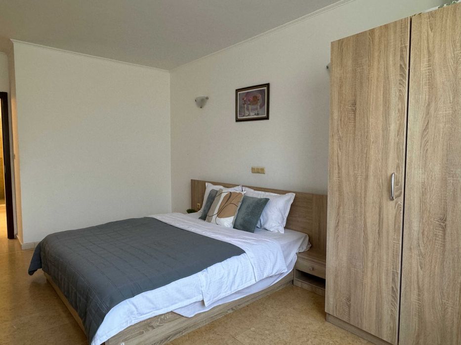 ТОП НАЕМ /  Голям тристаен на първа линия, с басейн и паркомясто, Б03