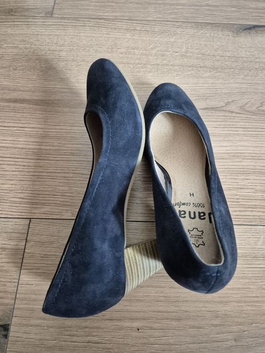 Велурени   обувки  .