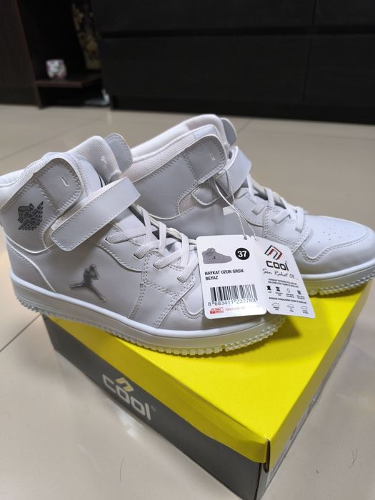 Високи бели спортни обувки