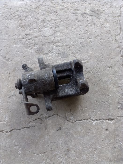 Vînd etrier Golf 4 stinga spate