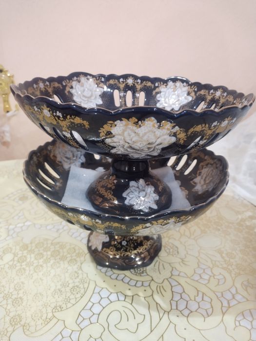 Мадонна  этажерка  и  разные посуды