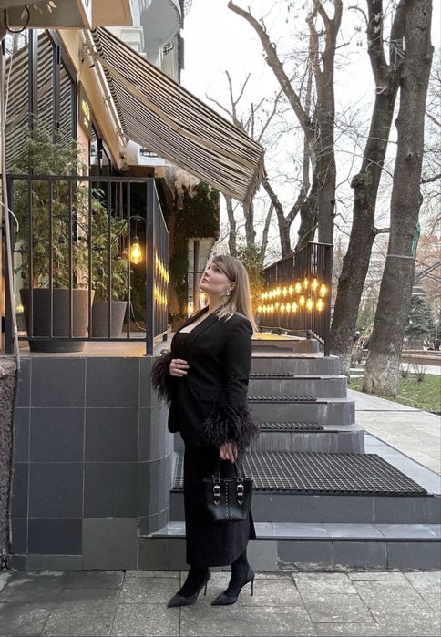 Черный пиджак Zara с перьями (блейзер)