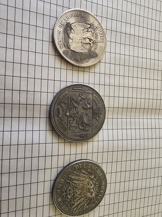 Продавам 3 броя монети