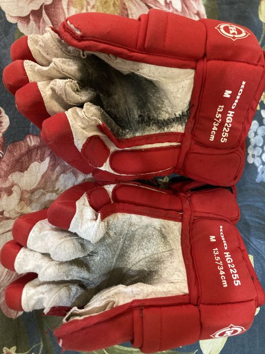 Хоккейные перчатки