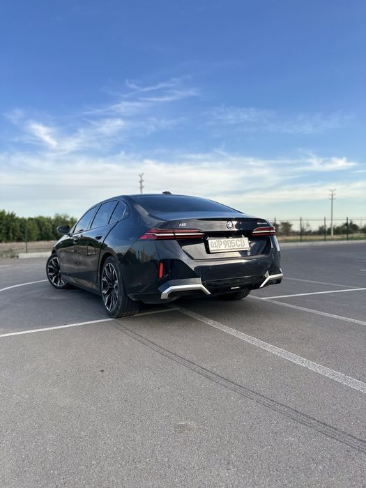 Bmw i5 40L m paket 713km zapas hod2025 с телевизором и проекцией