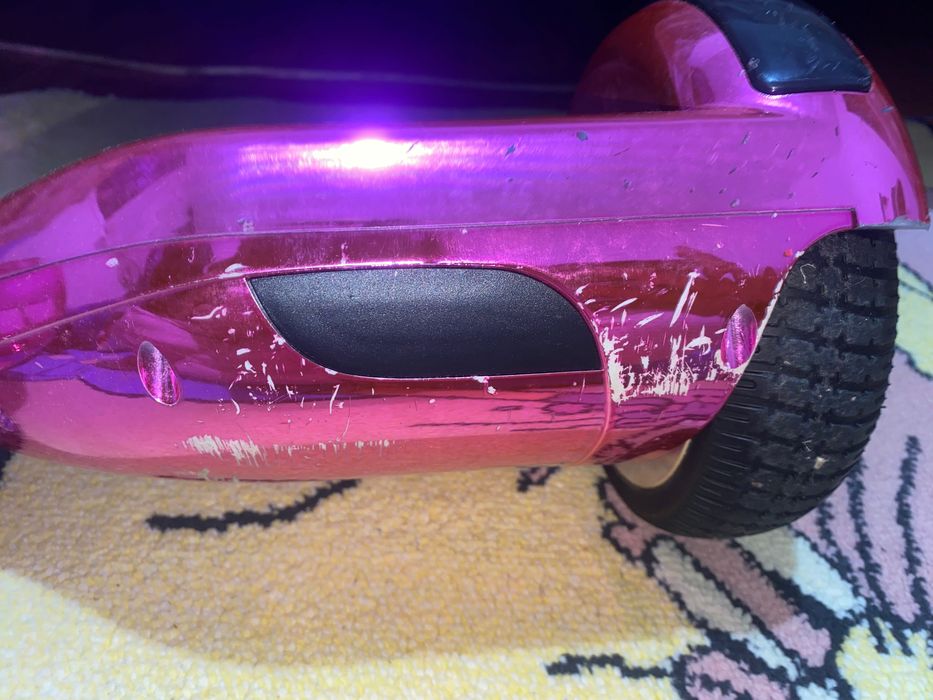 haveboard roz cu luminite pe laterala