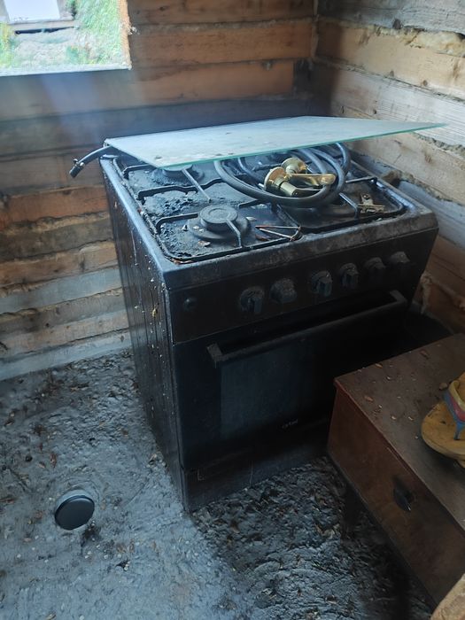 Продам 2 холодильника , 2 газ плиты