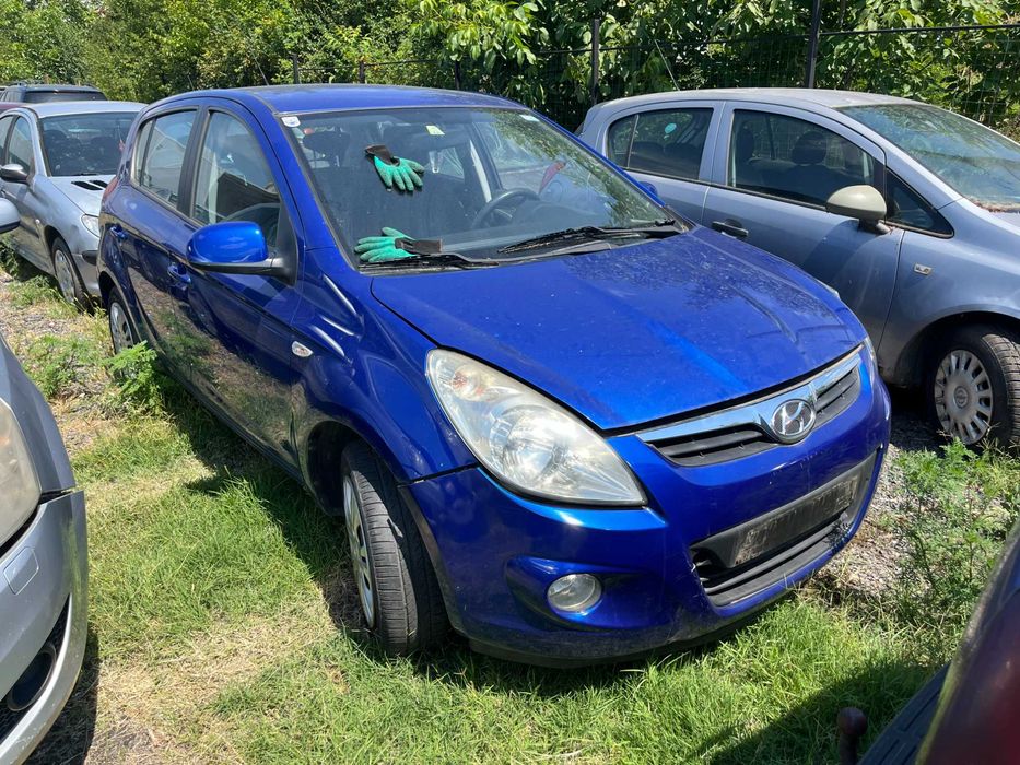 Dezmembrez Hyundai I20 1,2 benzina albastru 2009