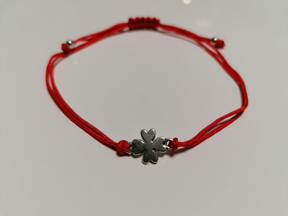 Гривни от червен конец против уроки