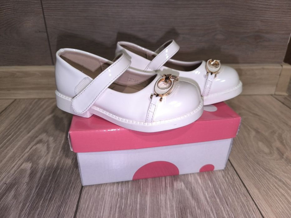 бели официални обувки