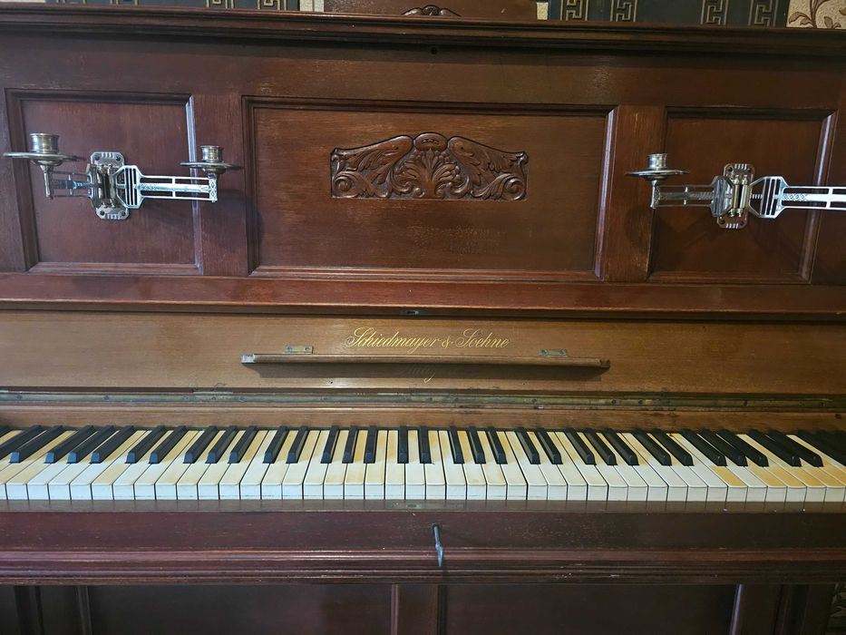 Антично немско акустично пиано