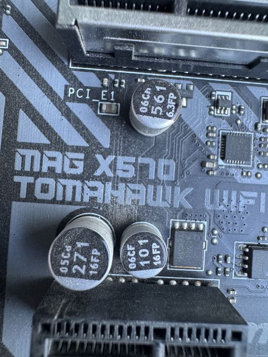 MSI X570 Tomahawk WiFi, HyperX Predator 16GB 3200