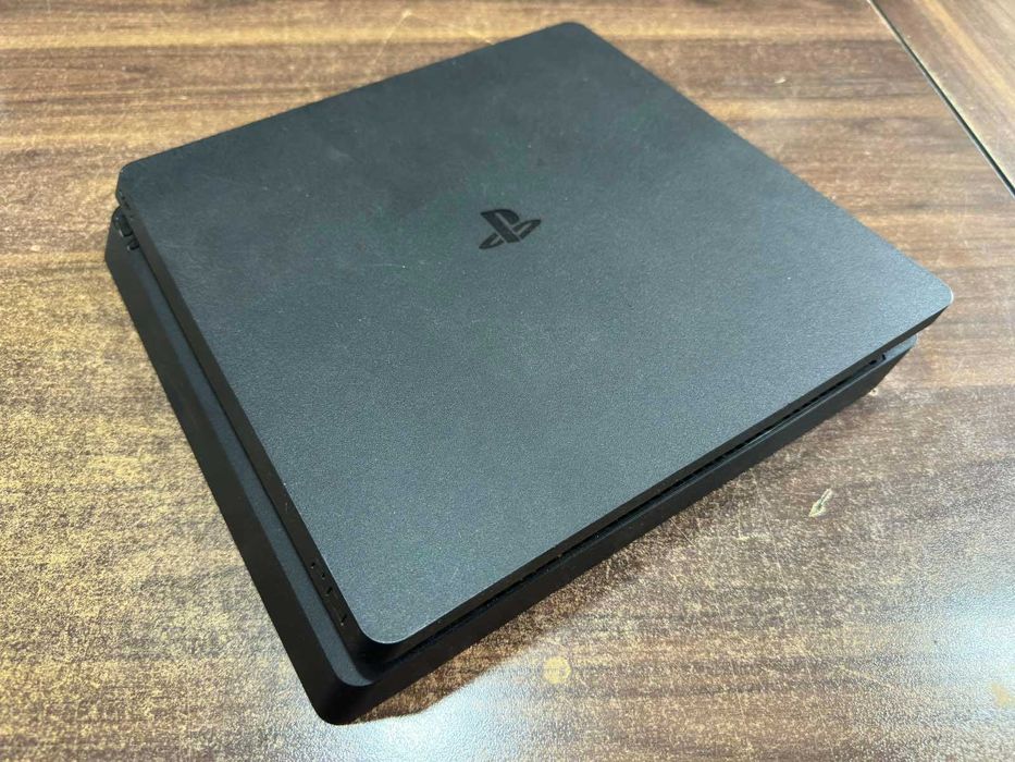Продавам PlayStation 4 Slim 1TB + 1 джойстик