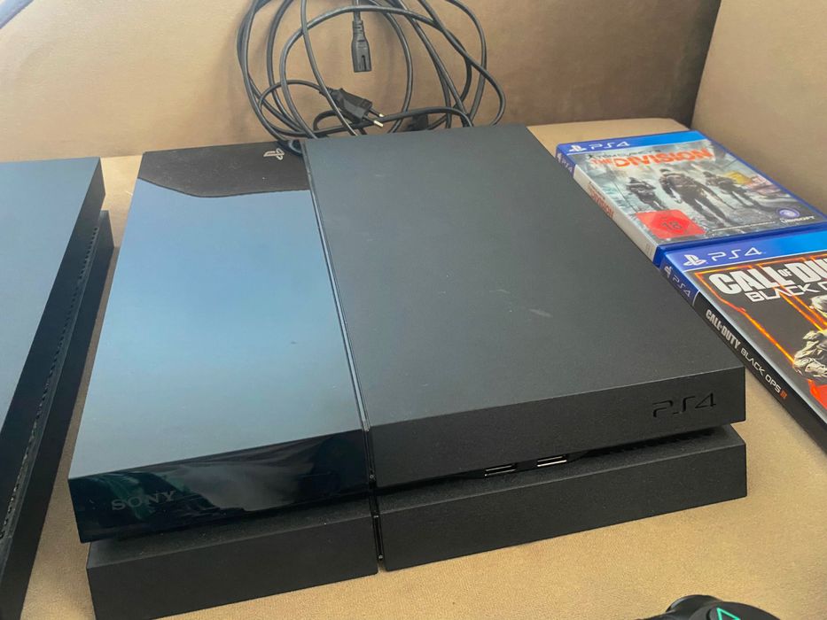PlayStation 4 + джойстик + кабели + игра подарък