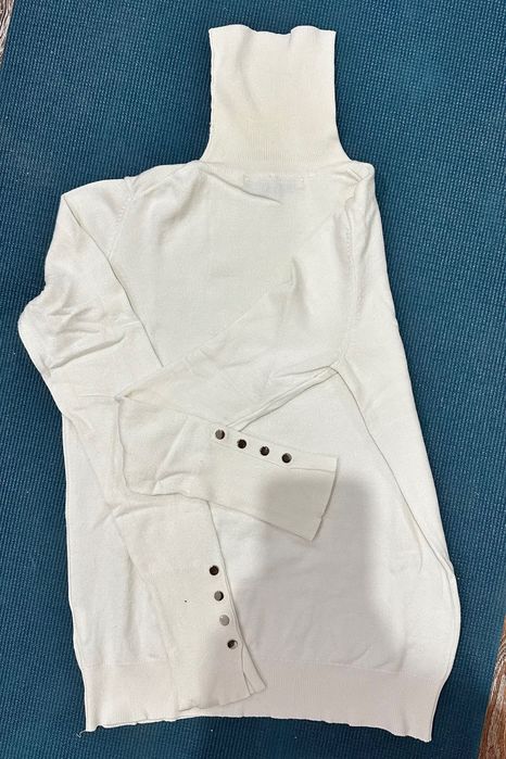 Тонкая белая водолазка