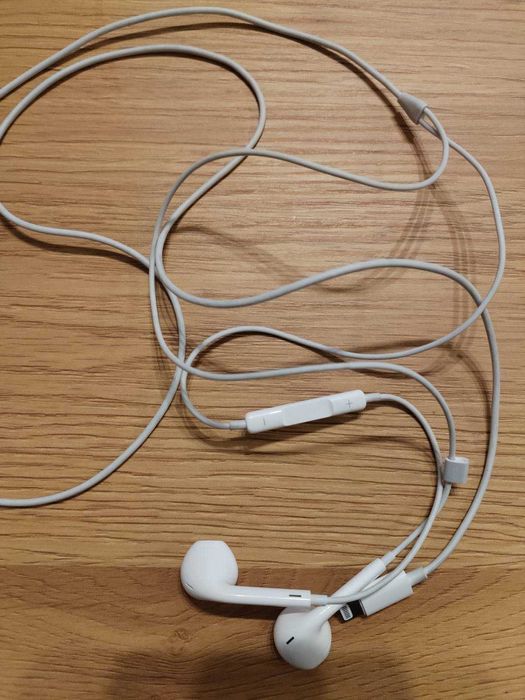 Apple - EarPods кабелни слушалки