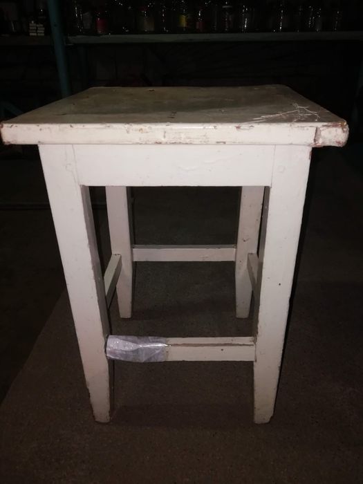 Стул белый деревянный