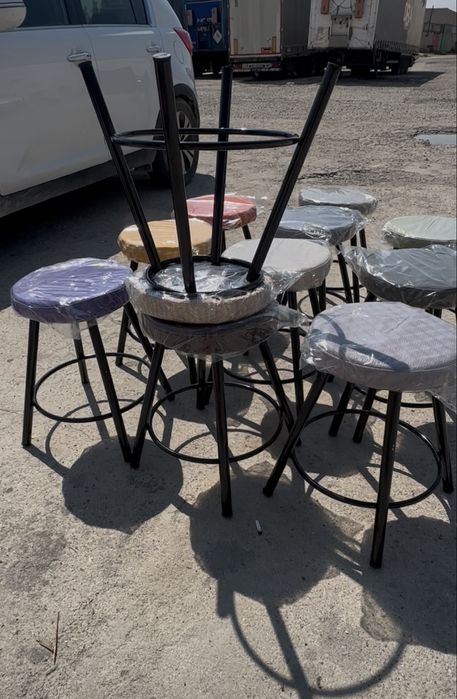 Табуретки с метални крака и мека седалка