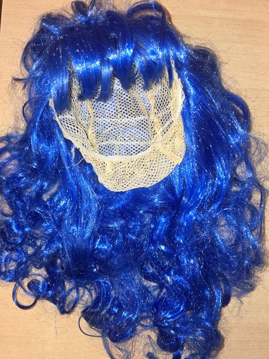 Нежна перука в синьо