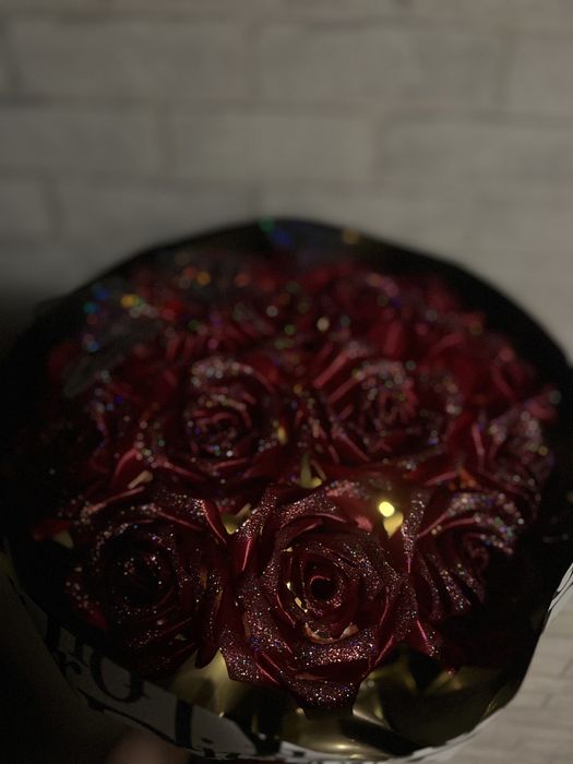 Букет из атласных роз светящиеся