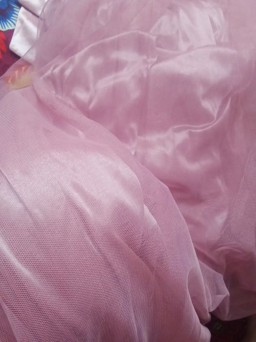 Kechki toʻylar uchun koʻylaklar sotiladi