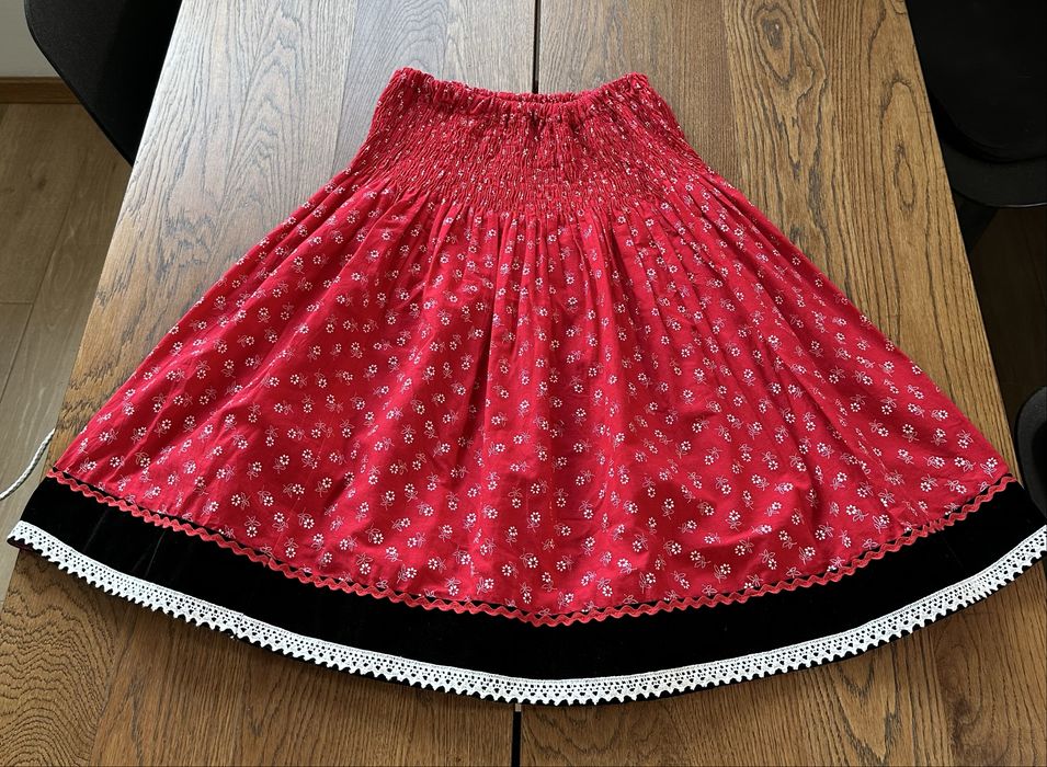 Fusta fete dansuri populare