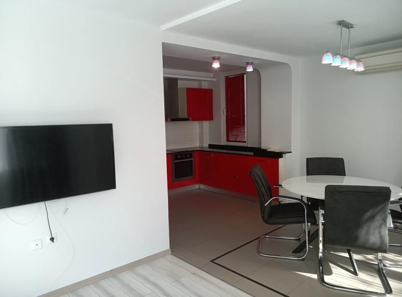 Дава се под наем Тристаен апартамент в Пловдив, Център - 92 кв.м за 700 € - Снимка #2