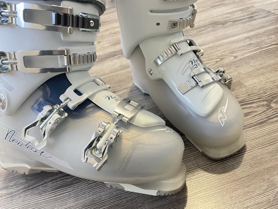 Ски обувки, еднократно използвани