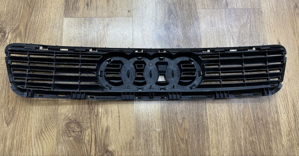 Решетка радиатора Audi A4 B5