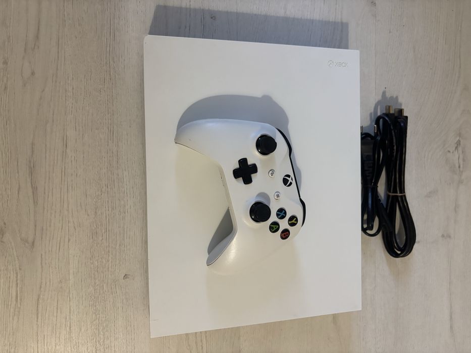 Xbox One X, white edition, 1TB, maneta, cd joc