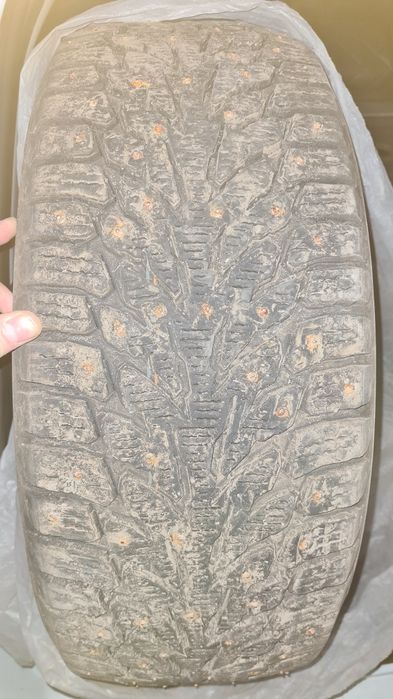 Продаю резину зимнюю 235/45 R18 шипы