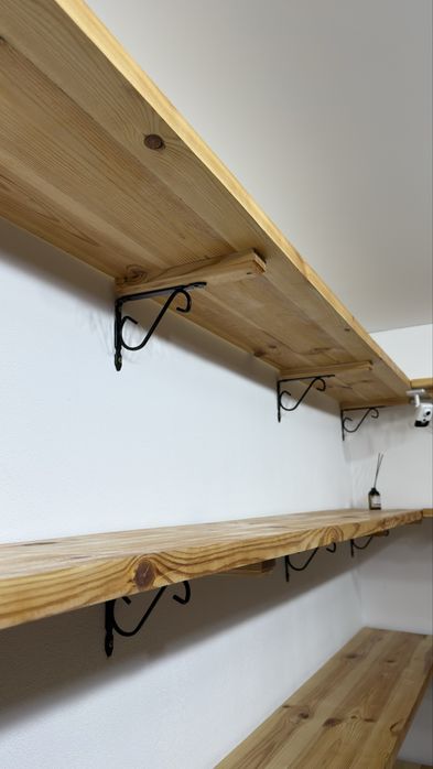 Полки деревянные.