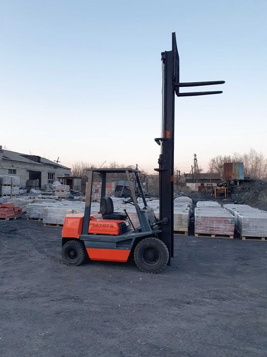 Вилочный погрузчик (кара)