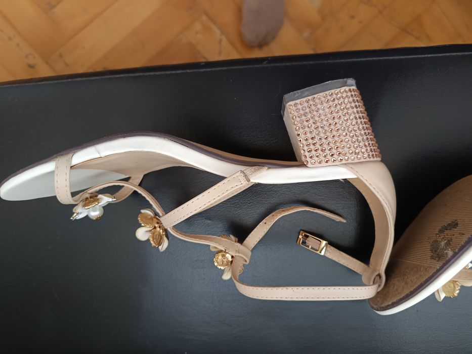 Нови сандали беж