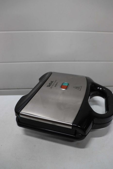 Уред за сандвичи Tefal Ultracompact 700W Незалепващи плочи, лек ДЕФЕКТ