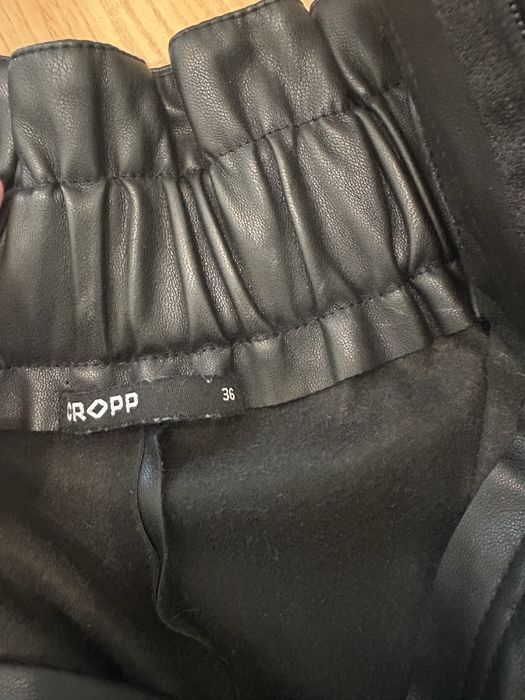 Черни кожени къси панталонки Cropp – размер 36 (S)