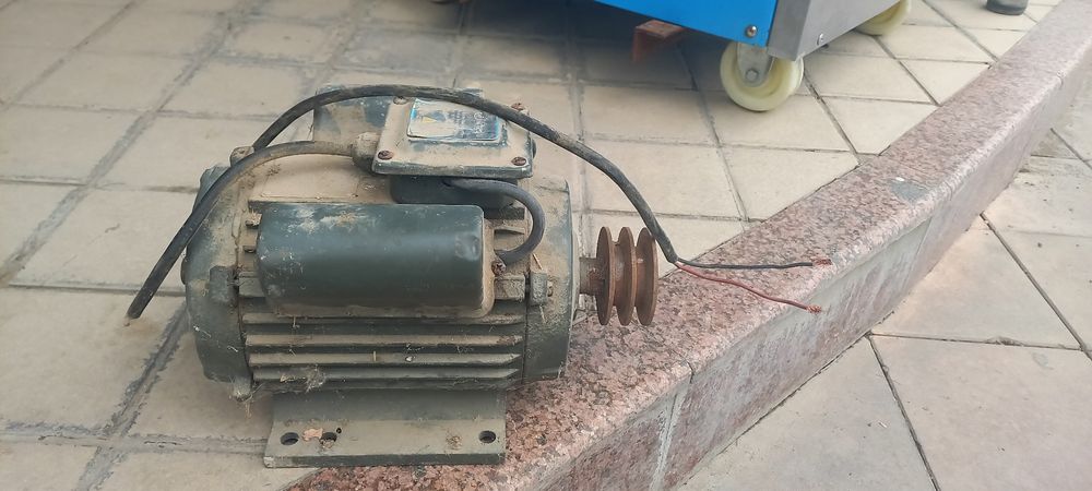220 li frezr rementini aylantrayotgan