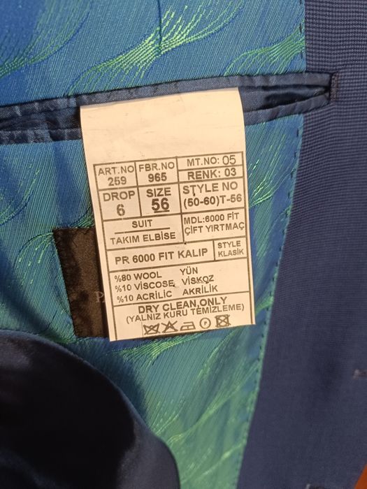 Официален костюм