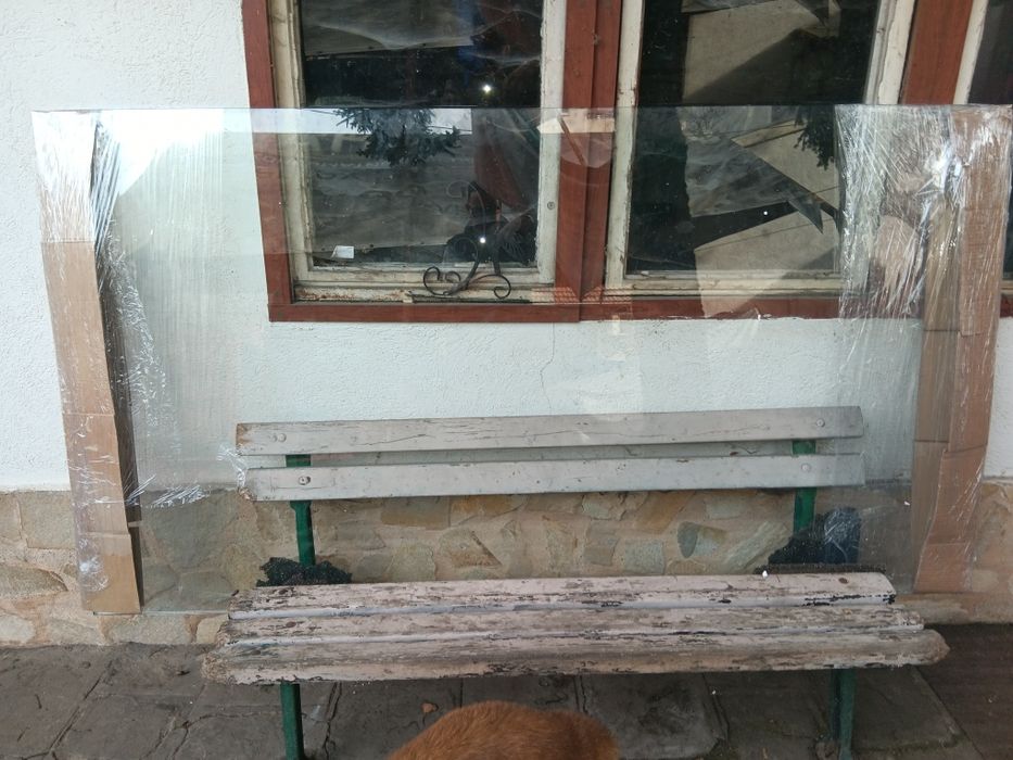 Закалена стъклена врата: 2135* 1158* 10 мм.

Закалена стъклена врата: