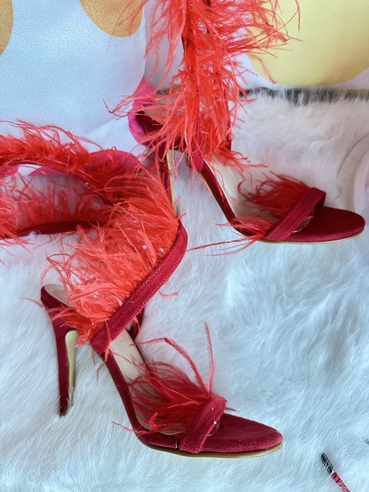 Червени сандали на ток с пера