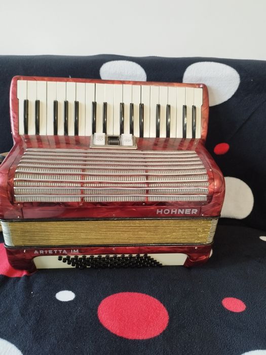 Vând acordeon hohner Hareta de 72 de bași