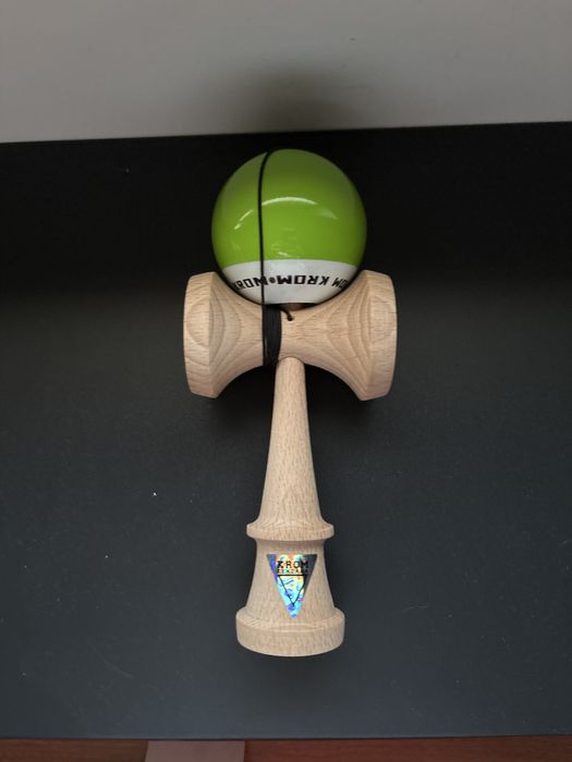 kendama krom sticky semnata de XREMUS