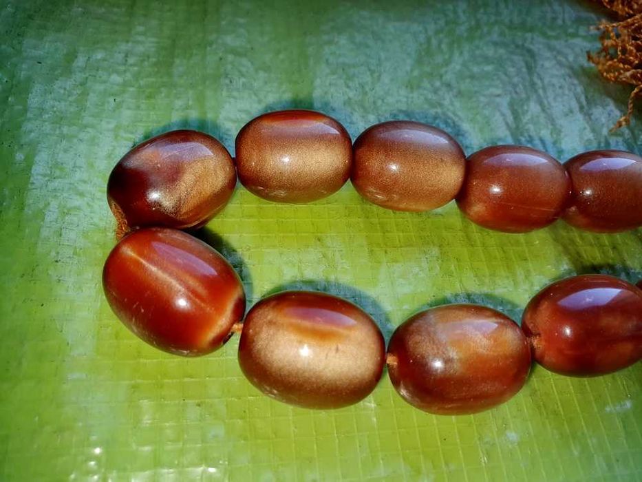 H131- Colier cu margele mari din bachelita veche perioada inainte de razboi, snur aurit, culori frumoase deosebite stare buna peiesa de mare calitate.