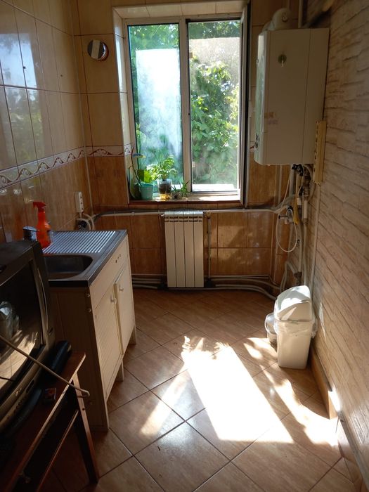 Apartament în Str Costache Racovita, 3 camere 64 mp utili, balcon, etaj 3/4, centrala proprie, AC, termopan, depozitare, scoli si licee in apropiere