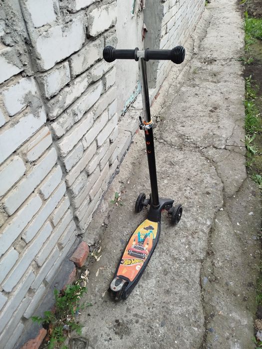 Продам самокат на 6-8 лет