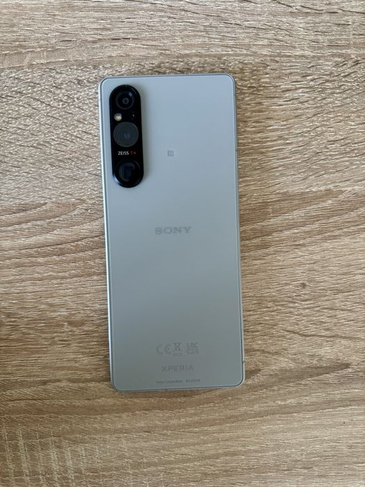 SONY Xperia 1 V, Зарядно, 2 калъфа и протектори
